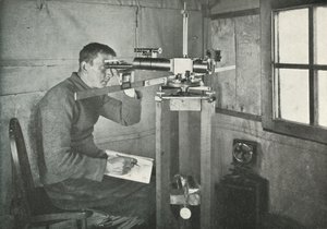 Dr. Simpson au magnétomètre unifilaire, 1911, 1913 - Herbert Ponting