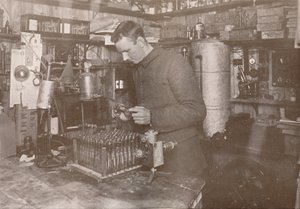 Dr. Simpson dans son laboratoire, 21 décembre 1911