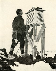 Dr. Wilson observant les premiers rayons de soleil enregistrés, vers 1911, 1913