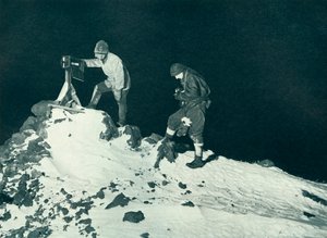 Dr. Wilson et le lieutenant Bowers lisant le thermomètre de la rampe, vers 1911