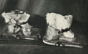 Finnesko équipés des chaussures de ski montrées ci-dessus