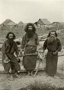 Happu Konno, Le Chasseur au Centre et Deux Pêcheurs Aïnous, 1910 - Herbert Ponting