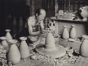 Le Japon dans les années 1920 : Potier au travail