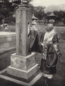 Japon dans les années 1920 : Roue de prière et prêtre bouddhiste - Herbert Ponting