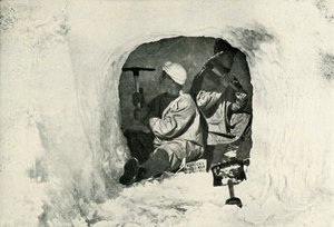 Lieut. Evans et Nelson creusant une grotte pour le stockage à froid, 12 janvier 1911, 1913