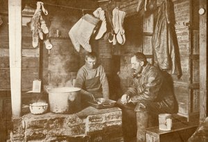 Meares et Demetri au poêle à graisse dans la cabane Discovery, 3 novembre 1911, 1913