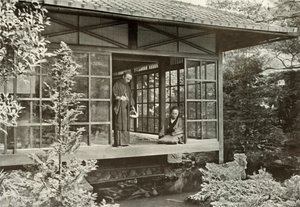 Namikawa San nourrissant ses carpes, 1910 - Herbert Ponting