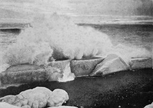 Vagues se brisant contre la glace échouée au Cap Evans, vers 1910-1913, 1913