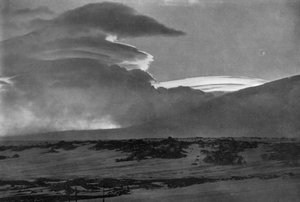Nuages en forme de dos de baleine au-dessus du mont Erebus, vers 1910-1913, 1913