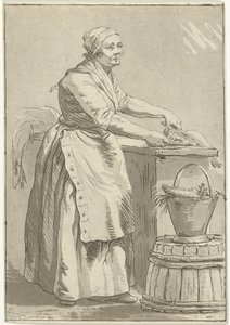 Femme nettoyant du poisson