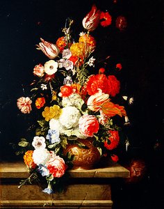 Roses, pivoines, tulipes et hortensias dans une urne en bronze décorative
