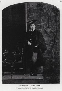 Le roi Édouard VII en toque et robe à l