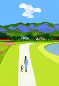 Les montagnes bleues et la femme marchant avec le chien