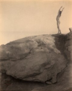 Garçon dans un paysage rocheux par F. Holland Day - Holland Fred Day