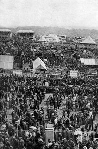 Foules le jour du Derby, Epsom Downs, Surrey, vers 1922