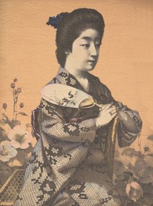 Fille portant un éventail rond en papier Uchiwa, vers 1900 - Hugechi