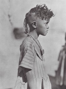 Afrique : Enfant Bisharin avec amulette - Hugo Adolf Bernatzik
