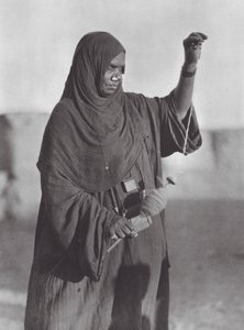 Afrique : Femme Bisharin filant, désert nubien - Hugo Adolf Bernatzik