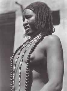 Afrique : Gawazi, une danseuse professionnelle - Hugo Adolf Bernatzik