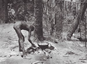 Afrique : Nuer cuisinant de la viande de crocodile - Hugo Adolf Bernatzik