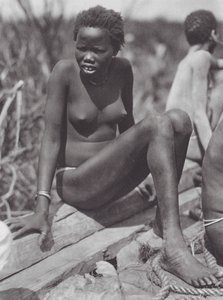Afrique : Fille Nuer sur le Bahr el Zeraf - Hugo Adolf Bernatzik