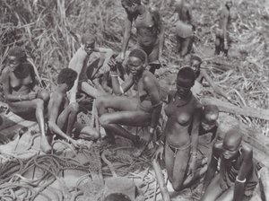 Afrique : filles Nuer sur un bateau à voile soudanais - Hugo Adolf Bernatzik