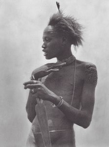Afrique : Guerrier Nuer avec marque tribale sur le front - Hugo Adolf Bernatzik