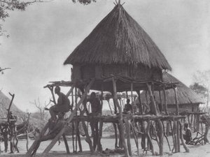 Afrique : Habitations sur pilotis du Djur oriental - Hugo Adolf Bernatzik