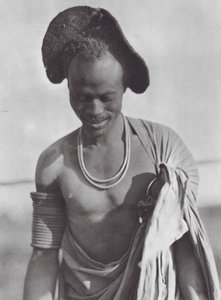 Afrique : Guerrier Shilluk avec coiffure à capuche - Hugo Adolf Bernatzik