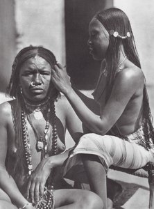 Afrique : Femmes soudanaises tressant des cheveux - Hugo Adolf Bernatzik