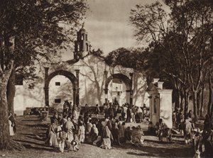 Mexique : Amecameca, procession devant la chapelle du Mont Sacré (photo n/b) - Hugo Brehme