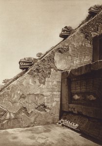 Mexique : San Juan Teotihuacan, Sculptures des escaliers de la pyramide de Quetzalcouatl au centre de la Citadelle, façade ouest (photo n/b) - Hugo Brehme