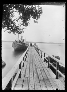 Pont de bateaux à Niemenlautaa