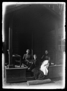 Serviteurs sur la véranda de la villa Niemenlautlauta - Hugo Simberg
