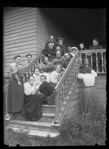 Photo de groupe sur les marches de la Villa Blanche
