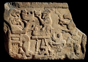 Art ibérique : bas-relief représentant une scène de banquet mythologique où un dieu des enfers a deux têtes avec sa bouche ouverte devant un autel de sacrifice. Vers 500 av. J.-C. provenant de la tombe de Pozo Moro, Espagne. Madrid, Musée archéologique nat - Iberian