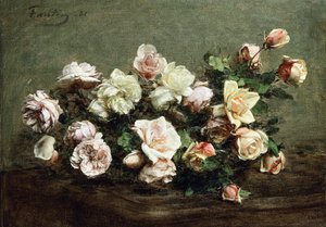 Vase de roses blanches sur une table