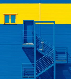 Façade bleu vif et jaune