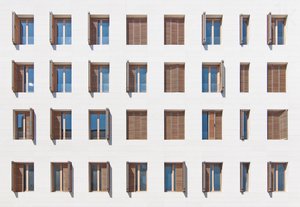 Façade à fenêtres géométriques