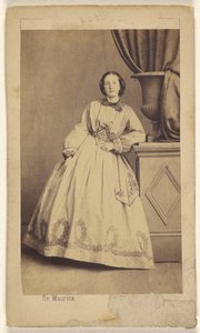 [Femme non identifiée, debout, s