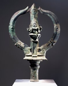 Trident en bronze avec figure de Mariyammai, déesse de la variole, portée en procession lors des épidémies, civilisation indienne