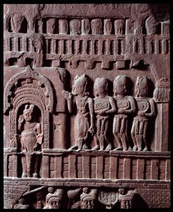 Bouddhisme : « Détail de la Victoire sur Mara » détail du stupa de Bharhut. Relief en pierre noire, 2e siècle av. J.-C. - Musée indien, Calcutta