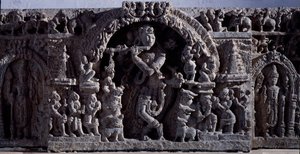 Hindouisme : « Krishna ou Venugopala, maître des vaches à la flûte » Sculpture en pierre noire, partie centrale, 12e siècle - Halebidu, Mysore - Musée indien, Calcutta