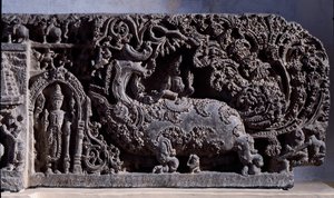 Hindouisme : « Krishna ou Venugopala, maître des vaches à la flûte » Sculpture en pierre noire, partie droite, 12e siècle - Halebidu, Mysore - Musée indien, Calcutta