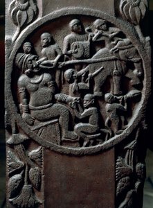 Art indien, hindouisme : bas-relief représentant des singes arrachant une dent à un géant à l