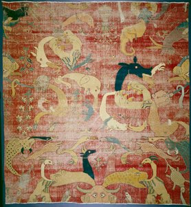 Portion de tapis avec animaux fantastiques sur fond rouge, Mughal, vers 1580-85