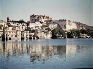 Vue du City Palace sur le lac Pichola