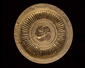 Pectoral de plat, peuples des Moluques, 19ème siècle (peut-être plus ancien) - Indonesian School