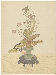 Ikebana arrangement floral dans un vase vert