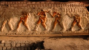 Une frise de prisonniers nus des Moche sur les murs de Huaca Cao Viejo à El Brujo, un complexe éloigné de ruines pyramidales des Moche - une culture qui a régné sur la côte nord du Pérou à partir d
